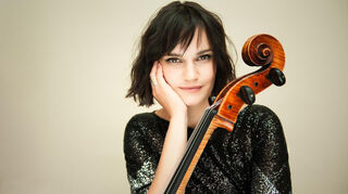 Raphaela Gromes mit ihrem ganz besonderen Cello von Carlo Bergonzi.