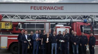 Vertreter der Feuerwehren aus Altlußheim, Hockenheim, Neulußheim und Reilingen präsentieren die neuen VR-Brillen mit Bürgermeister Matthias Beck (2. v. l.) und CDU-Landtagsabgeordnetem Andreas Sturm (4. v. l.).