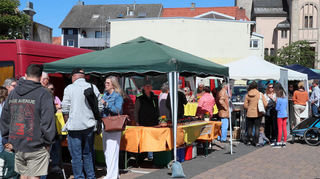 Nach einem Jahr hat sich der Feierabendmarkt auf dem Zehntscheunenplatz in Hockenheim gut etabliert. Zum Jubiläum bei Sonnenschein sind die Marktstände gut besucht.
