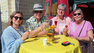 Ein Jahr Feierabendmarkt auf dem Zehntscheunenplatz in Hockenheim. Rebecca Auras (v.l.), Klaus-Dieter Berger, Monika Berger und Ruth Kuppinger genießen das gute Wetter.