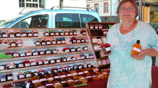 Der Feierabendmarkt bietet Produkte, die es nicht in jedem Supermarkt gibt: Ilona Henn verkauft an ihrem Stand "hausgemachte Spezialitäten".