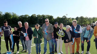 Feierliche Eröffnung des Kunstrasenplatzes im Stadion SV 98: Kai Schemenauer (v.l.), Markus Bürger, Andrea Rung, Karl Rupp, Tsakas Dimos, Cindy Baumann, Carsten Petzold, Hans-Peter Müller, BM Lisa Schlüter, Jutta Köhl, Oliver Brand, Andreas Matena und Michael Rittmann.