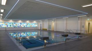 Nach fast drei Jahren erstrahlt das Plankstadter Hallenbad in neuem Glanz: Zum Ende der rund 4,5 Millionen Euro teuren Kernsanierung ist das Lehrschwimmbecken mit einer Feier eingeweiht worden.