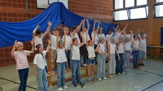 Der Chor der Friedrichschule lässt beim „Badewannentango“ das Konfetti fliegen.