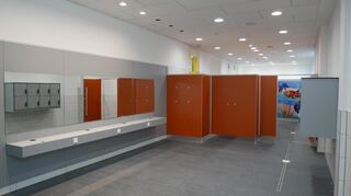 Auch die Umkleiden wurden vollständig neu gestaltet und bieten nun modernen Komfort.