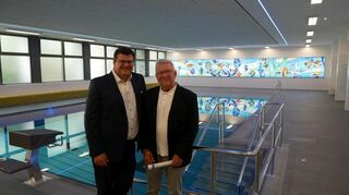 Norbert Eberwein (r.) war am Bau des Bades Ende der 60er-Jahre beteiligt und hat hier danach tausenden Plankstadter Kindern das Schwimmen beigebracht. Mit Bürgermeister Nils Drescher freut er sich jetzt über die gelungene Sanierung.