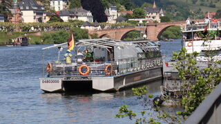 Nach Rauchentwicklung muss das Schiff "Neckarsonne" in Heidelberg anlegen. Alle Passagiere wurden evakuiert.
