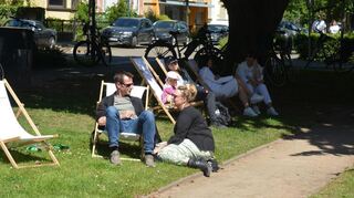 Plaudern im Sonnenschein ist Motto am Weißen Samstag.