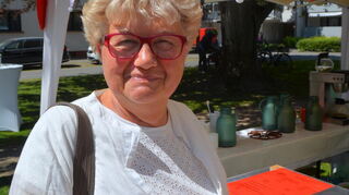 Margot Meckesheimer genießt die Erdbeer-Leckereien bei den Landfrauen.