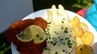 Das hat Tradition: Spargel mit Schnitzel und als Gemüse im Pfannkuchen.