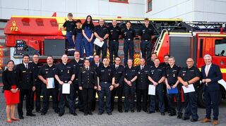 Nach den Beförderungen und den Ehrungen des Landes Baden-Württemberg und des Kreisfeuerwehrverbandes Rhein-Neckar versammelten sich die ausgezeichneten Feuerwehrleute gemeinsam mit Bürgermeisterin Lisa Schlüter (l.) und Oberbürgermeister Matthias Steffan (r.) sowie Kreisbrandmeisterin Stefanie Heck, Kreisfeuerwehrverband-Vorsitzender Silvio Schädel, Unterkreisführer Matthias Gerlach und dem gesamten Kommando im Hof der Feuerwache in der Kolpingstraße.