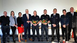 Gratulation an die neuen stellvertretenden Kommandanten Birgit Kritter und Fabian Hahl (mit Blumenstrauß): Hauptamtlicher Brandmeister Ralf Innetsberger (v. l.), stellvertretende Amtsleiterin Miriam Knapp, Bürgermeisterin Lisa Schlüter, Oberbürgermeister Matthias Steffan, Kommandant Lars Oehring, Ordnungsamtsleiterin Yvonn Rogowski und stellvertretender Kommandant Lars Hoffmann.