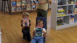 Noah (v.l.) und Jonas sind große Comic-Fans und freuen sich mit Papa Pascal Püschel über die Aktion.