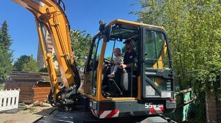 Sophie (2) macht gerade ihren allerersten Bagger-Führerschein gemeinsam mit Nikolai Habrecht. Alleine dürfen die Kinder die schweren Baufahrzeuge nicht bedienen.