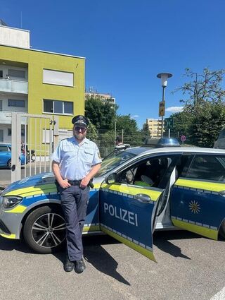 Polizist Lars Rimmelspacher aktiviert auch gerne mal das Blaulicht und sorgt damit für strahlende Kinderaugen.