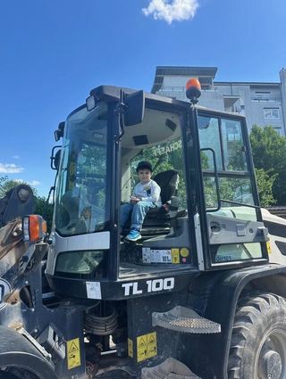 Konstantinos (4) ist begeistert vom großen Radlader und posiert gerne für ein Erinnerungsfoto.