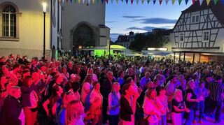 Diesmal etwas in Richtung Rathaus versetzt: Die Bühne an der Kirchenstaffel wandert diesmal vor die HMV-Geschäftsstelle - aber "Amokoma" wandert mit.