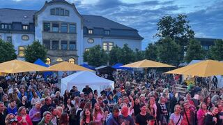 Die schützenden gelben Sonnenschirme vor der Kulisse der denkmalgeschützten Pestalozzi-Schule bilden die markante Kulisse des Maidorfs auf dem Marktplatz.