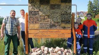 Timo Balduf (l.) und Noah Lehrenkrauß sind stolz auf die Jugendfeuerwehr und das stattliche Insektenhotel. Zur Vorstellung kommen Jan Reibold, Maria Gatterer und Robin Müller.
