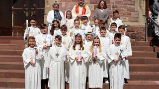 Beim Gottesdienst in Reilingen empfingen Lisa, Benedikt, Lina, Eliza, Martin, Max, Mila, Tim, Marie, Gioele, Luisa, Henri, Lukas, Joshua, Philipp, Noah, Luca, Lionel und Finnja die Erstkommunion. Hinten die Begleiter Stephanie Bergner, Pfarrer Christian Müller und Nathalie Wunderling.