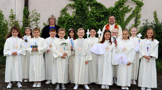In Altlußheim empfangen Jonathan, Paulina, Lara, Marlon, Maximilian, Paul, Alessio, Chiara, Lea, Theresa, Anni, Amèlie und Lukas in Altlußheim die Erstkommunion durch Pfarrer Christian Müller ( hinten r.). Begleitet wird die Gruppe von Stephanie Bergner.