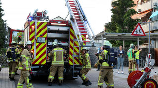Bei der Feuerwehrübung müssen die Helfer dem "Haus der Kinder" auf Dach steigen.