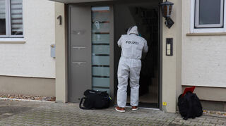 Die Spurensicherung vor Ort: In einem Mehrfamilienhaus soll ein 27-Jähriger seine Mutter, seinen Bruder und sich selbst mit einem Messer angegriffen und verletzt haben.