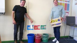 Richtige Mülltrennung und saisonales Obst vom lokalen Landwirt: Rektor Martin Jendritzki (r.) und Lehrer Thorsten Werner zeigen zwei der Aktionen rund um Klimaschutz und Nachhaltigkeit, die an der Marion-Dönhoff-Realschule Brühl/Ketsch inzwischen dauerhaft etabliert sind.