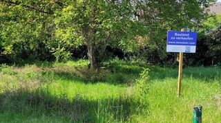 Das 330 Quadratmeter große Grundstück in der Franz-Holzmann-Straße 25/1 kann bebaut werden, allerdings nicht von der Stadt. Verwaltung und Gemeinderat wollten das zustehende Vorkaufsrecht nicht ausüben.