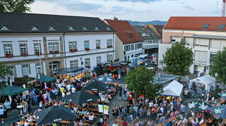 Viele Stände, gute Stimmung und reges Treiben: So sieht das Ortsmittefest in Plankstadt von oben aus - hier ein Eindruck aus den vergangenen Jahren.