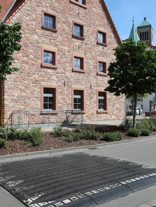 Blick auf eines der "Berliner Kissen" in der Unteren Mühlstraße in Höhe der Zehntscheune.