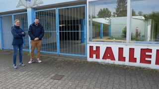 Klimaschutzmanagerin Julia Berberig und Bauamtsleiter Marc Schneider im Frühjahr vergangenen Jahres vor den beiden Kanaldeckeln der Fernwärme, die unmittelbar vor dem Schwimmbad verläuft. Ein Anschluss war für die Gemeinde jetzt trotzdem keine Option - wegen der zu hohen Kosten.