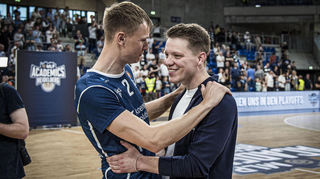 Der Sportliche Leiter der Academics, Alex Vogel (rechts), freut sich nach dem letzten Hauptrundenspiel gegen die Skyliners Frankfurt mit dem Heidelberger Eigengewächs Niklas Würzner.