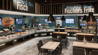 Große Auswahl gibt es an der Fischtheke. Und hier kann auch gleich gegessen werden.