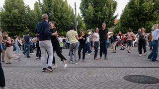 Tanzenthusiasten von der Initiative "Dance for Democracy" bringen auch die Umstehenden zum Mitmachen