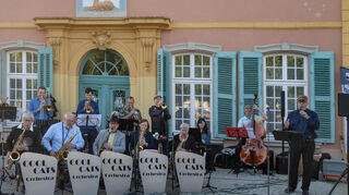 Swing zum Mittanzen auf dem Schlossplatz mit dem Cool Cats Orchestra