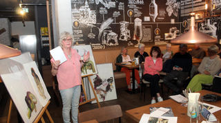 Die Heidelberger Künstlerin Eva Clemens ist fasziniert von Menschen und stellt in ihren Werken dessen Emotionen gleichermaßen feinfühlig wie kraftvoll dar.