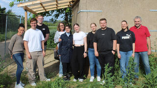 Freuen sich gemeinsam auf den neuen Treffplatz für Jugendliche, der eventuell sogar schon vor den Sommerferien fertig gestellt sein könnte: Delia Leibel (Mobile Jugendarbeit, v.l.), Moritz, Marvin Müller (Bauamt), Kirsten Erbach (Mobile Jugendarbeit), Sophie, Swantje, Vanessa, Pascal, Jasmin und Bauamtsleiter Andreas Ernst.