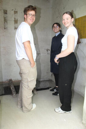 Moritz, Sophie und Swantje haben gute Ideen für die Gestaltung des Innenraums des alten Trafoturms, der auch genutzt werden soll.