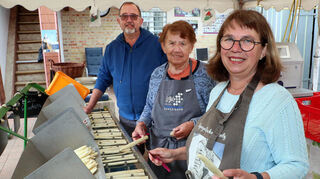 Archivbild: Peter und Ilse Fackel-Kretz (v. l.) sowie Elfriede Fackel-Kretz-Keller im vergangenen Jahr an der Spargelsortiermaschine.