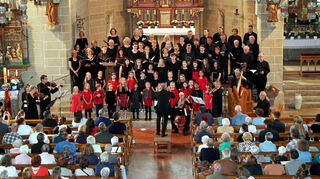 Der Madrigalchor Hockenheim mit seinem Kinder- und Jugendchor beim Jubiläumskonzert unter der Leitung von Robert Sagasser in der Katholischen Kirche St. Wendelin in Reilingen.