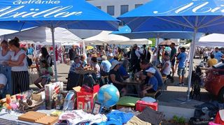 Buntes Treiben auf einem Flohmarkt. Symbolbild.