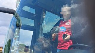 Die Frontscheibe des Reisebusses von Fans von Viktoria Köln ist gesprungen - weil ein Insasse bei der Vollbremsung in Sandhausen mit dem Kopf dagegen stieß.