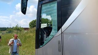Die Fahrerscheibe des Busses aus Köln wurde bei dem Angriff in Sandhausen entglast.