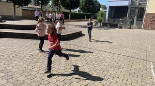 Die Schüler der Klasse 2a der Friedrich-Ebert-Schule in Oftersheim haben beim Spnsorenlauf großen Spaß.