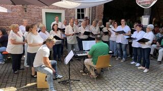 Der gemischte Chor „Frohsinn Mechtersheim“ sang unter der Leitung von Thomas Kästner.