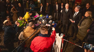 Über mehrere Stunden harrten zahlreiche Journalistinnen und Journalisten am 3. März auf dem Paradeplatz aus und warteten auf offizielle Informationen von Polizei und Politik über die Tat am Mittag. Am Abend traten dann unter anderem Ministerpräsident Winfried Kretschmann (v.l.), Landesinnenminister Thomas Strobl und die damalige Bundesinnenministerin Nancy Faeser vor die Presse.