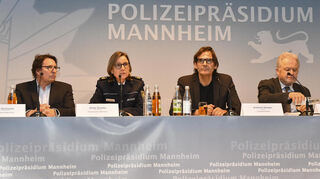 Am Abend des 3. März leitete Sabine Abeln im Polizeipräsidium eine Pressekonferenz, auf der der Leitende Oberstaatsanwalt Romeo Schüssler (v. l.), Polizeipräsidentin Ulrike Schäfer, LKA-Präsident Andreas Stenger und der Opferbeauftragte des Landes, Alexander Schwarz, die Öffentlichkeit informierten.