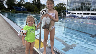 Belinda (3) und Larissa (6) scheuen das kühle Wasser nicht und freuen sich auf die Freibadsaison.