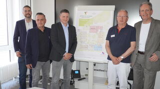 Stellen in der „Grünen Mitte“ von Brühl die städtebaulichen Weichen dür die Zukunft (v. l.): Nicolas Zimmermann von FWD Hausbau, Gazmend Wiedmaier vom Pflegedienst Triebskorn, Daniel Zähle als Direktor Praxisentwicklung bei Zero-Praxen, Allgemeinmediziner Dr. Ulrich Schnepf und Bürgermeister Dr. Ralf Göck.